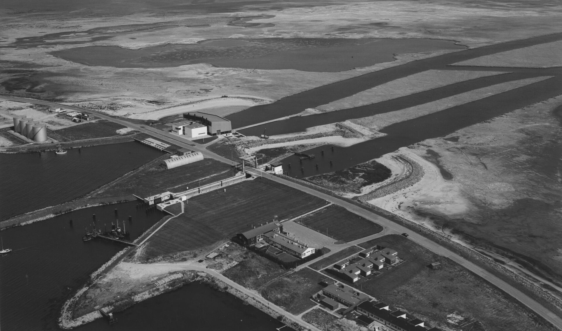 Drooggevallen polder met het werkeiland en gemaal. (Foto Bart Hofmeester / Aerocamera 1968, collectie Stadsarchief Almere)