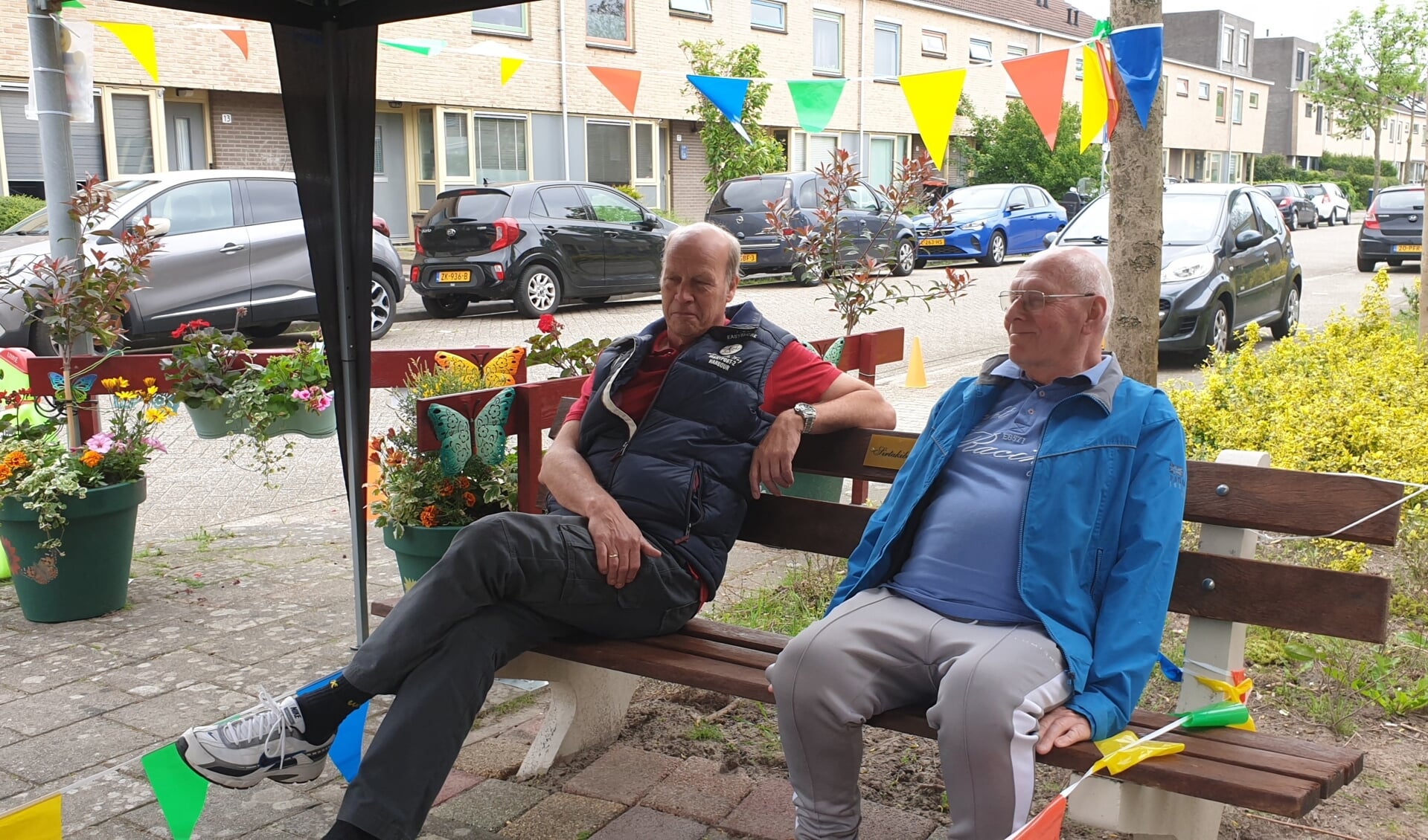 Theo Amse (rechts) heeft met hulp van overbuurman Nico (links) een gezellige ontmoetingsplek gecreëerd in de Sirtakistraat. (Foto: Almere DEZE WEEK)