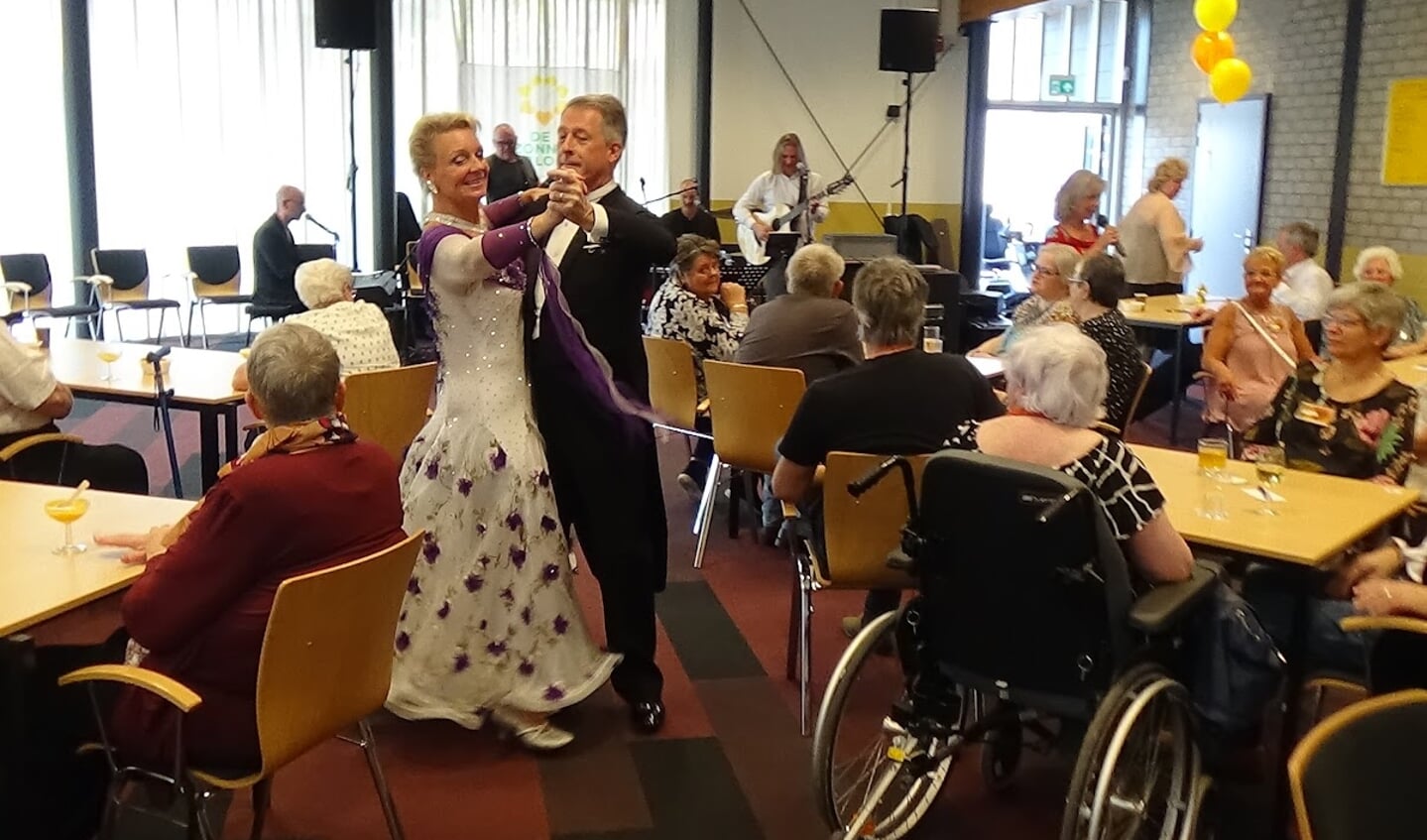  Wedstrijddansers Raymond en Ingrid gaven een demonstratie ballroomdansen. (Foto: aangeleverd)