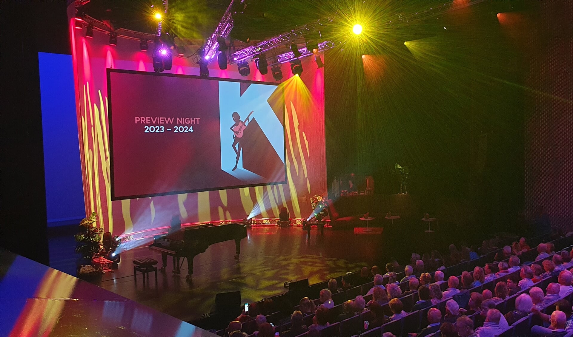 Tijdens de Preview Night in de grote zaal werd woensdagavond vooruitgeblikt op het programma voor 2023-2024. (Foto: Almere DEZE WEEK)