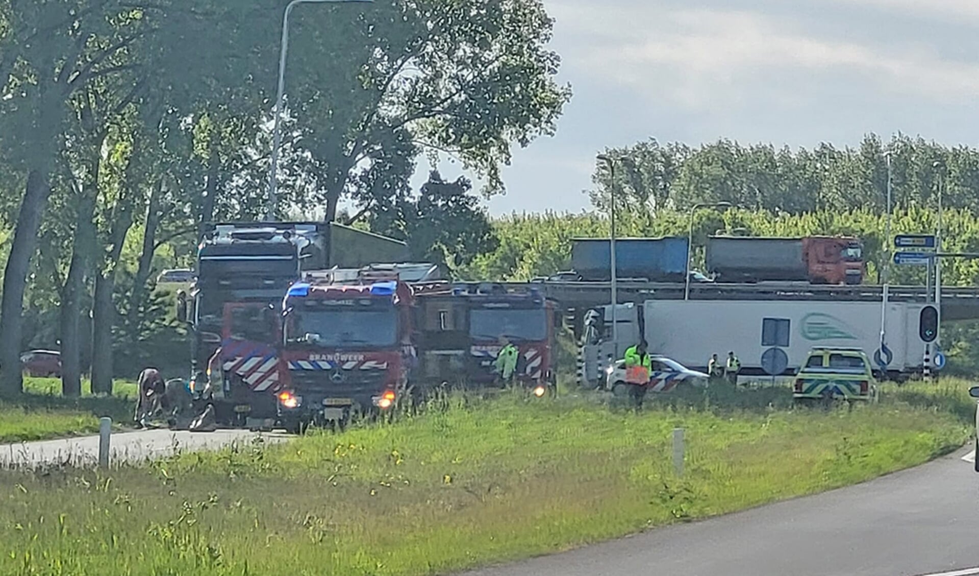 De vrachtwagen lekte brandstof (Foto: HV Almere)