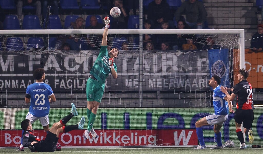 Keeper Nordin Bakker in actie. (Foto: Ron Baltus)