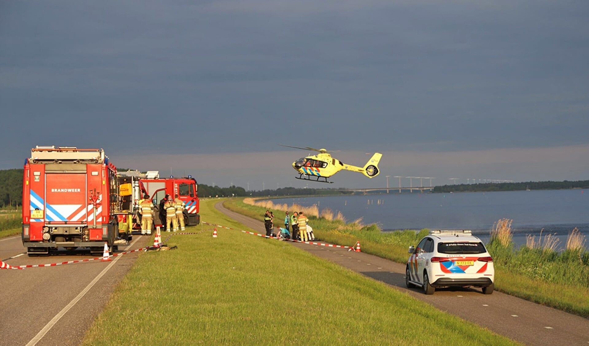 Hulpdiensten kwam in actie. (Foto: HV Almere)