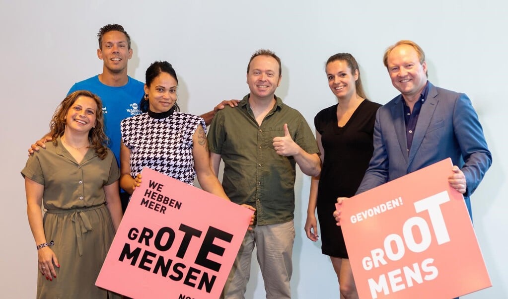 De burgemeester (rechts) benoemde vijf Almeerders tot Groot Mens. (Foto: aangeleverd)