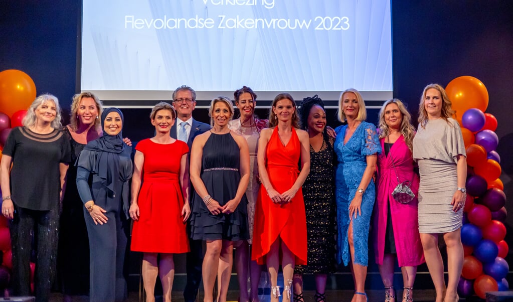 Alle winnaressen van de Flevolandse Zakenvrouwen Verkiezing met het bestuur en de jury (Foto: Calina inc)