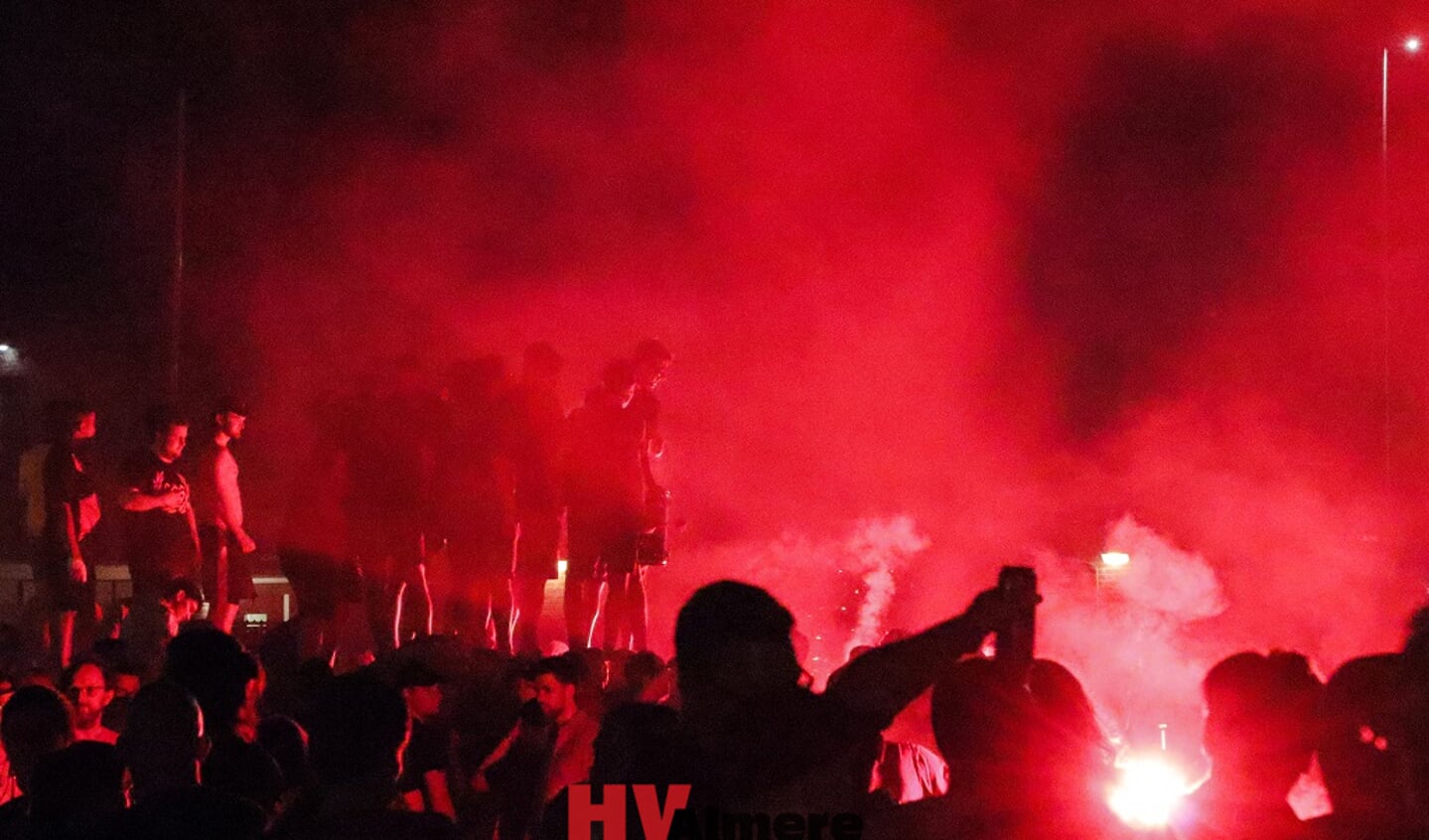 De spelers worden onthaald bij het stadion. (Foto: HV Almere)