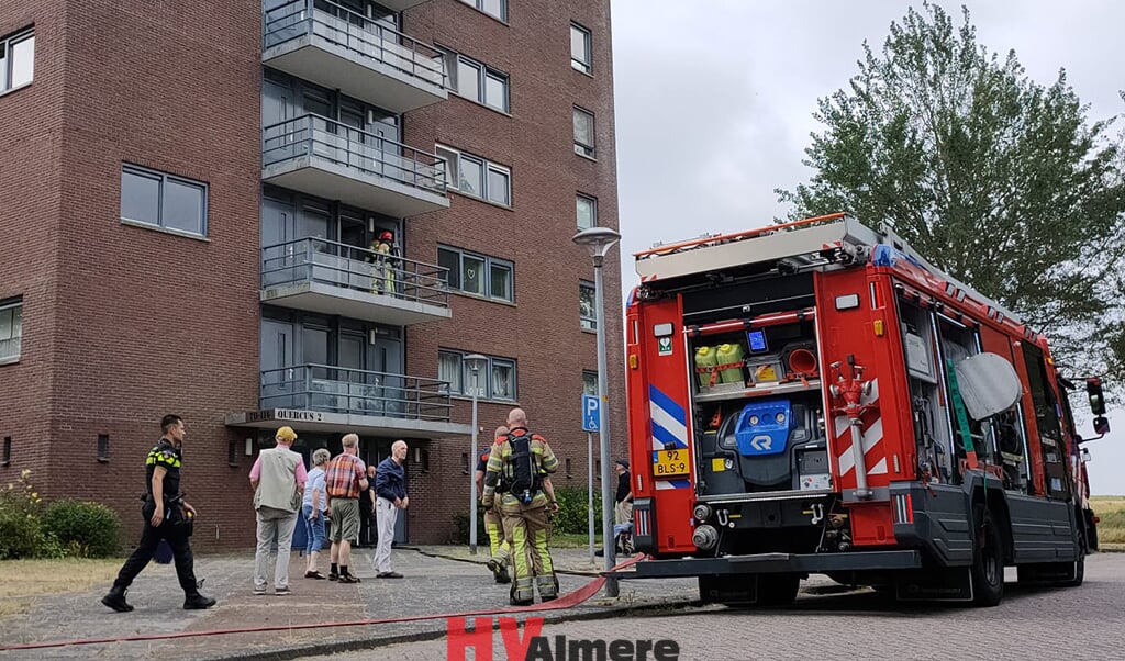 De brandweer bij de flat (Foto: HV Almere.nl)