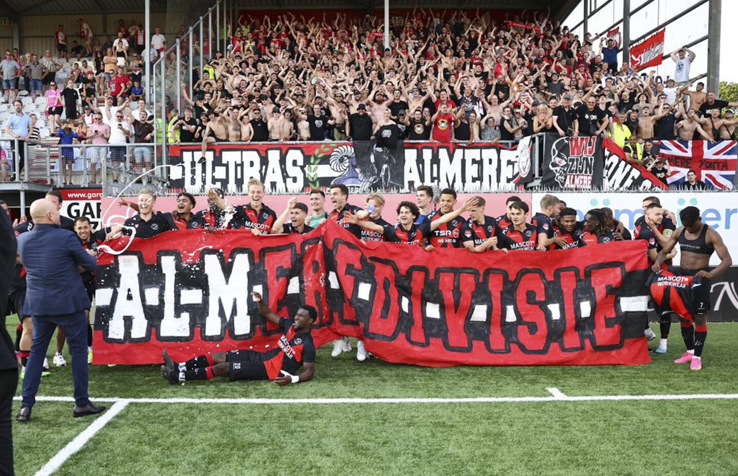 Almere City FC, dat promoveerde naar de Eredivisie, maakt ook kans op een tegel. (Archieffoto: Ron Baltus)
