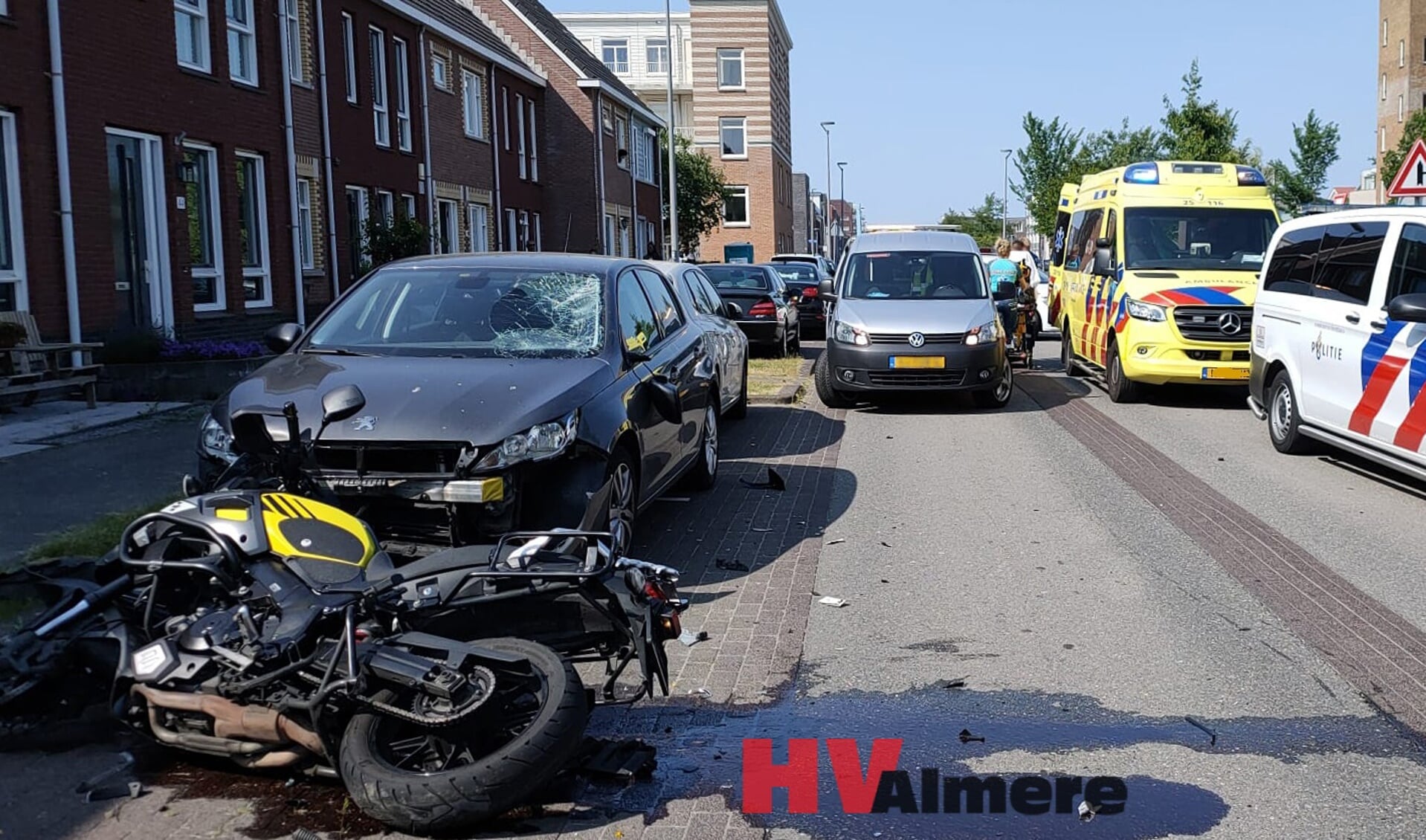 De motorrijder moest naar het ziekenhuis worden gebracht. (Foto: HV Almere)