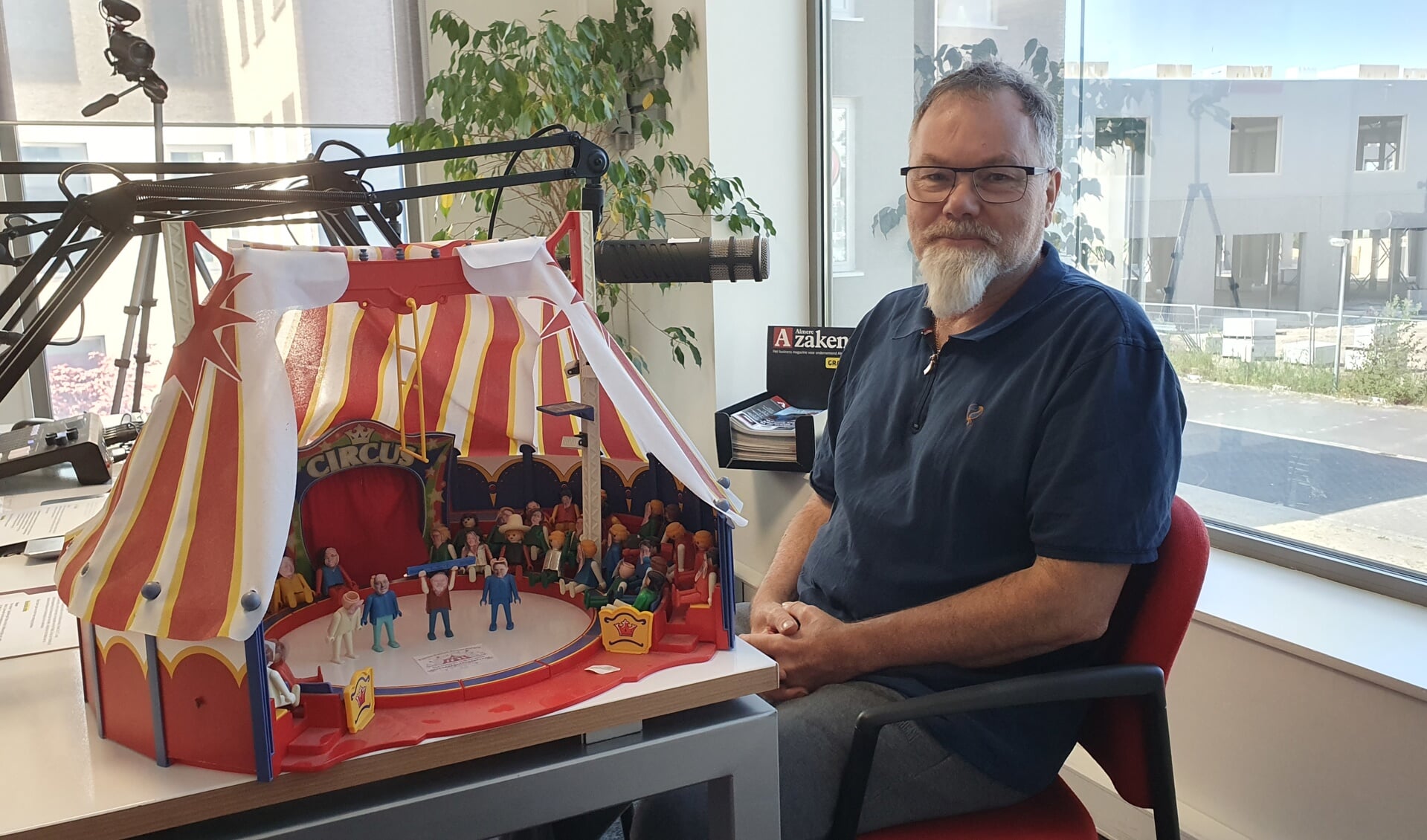 Marco de Kat, raadslid voor Leefbaar Almere met de maquette van het Politieke Circus. (Foto: Almere DEZE WEEK)