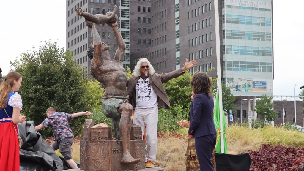 Onthulling van het slavernijmonument, gemaakt door kunstenaar Patrick Mezas. (Foto: Studio Fred Rotgans/Rinus Lettinck)
