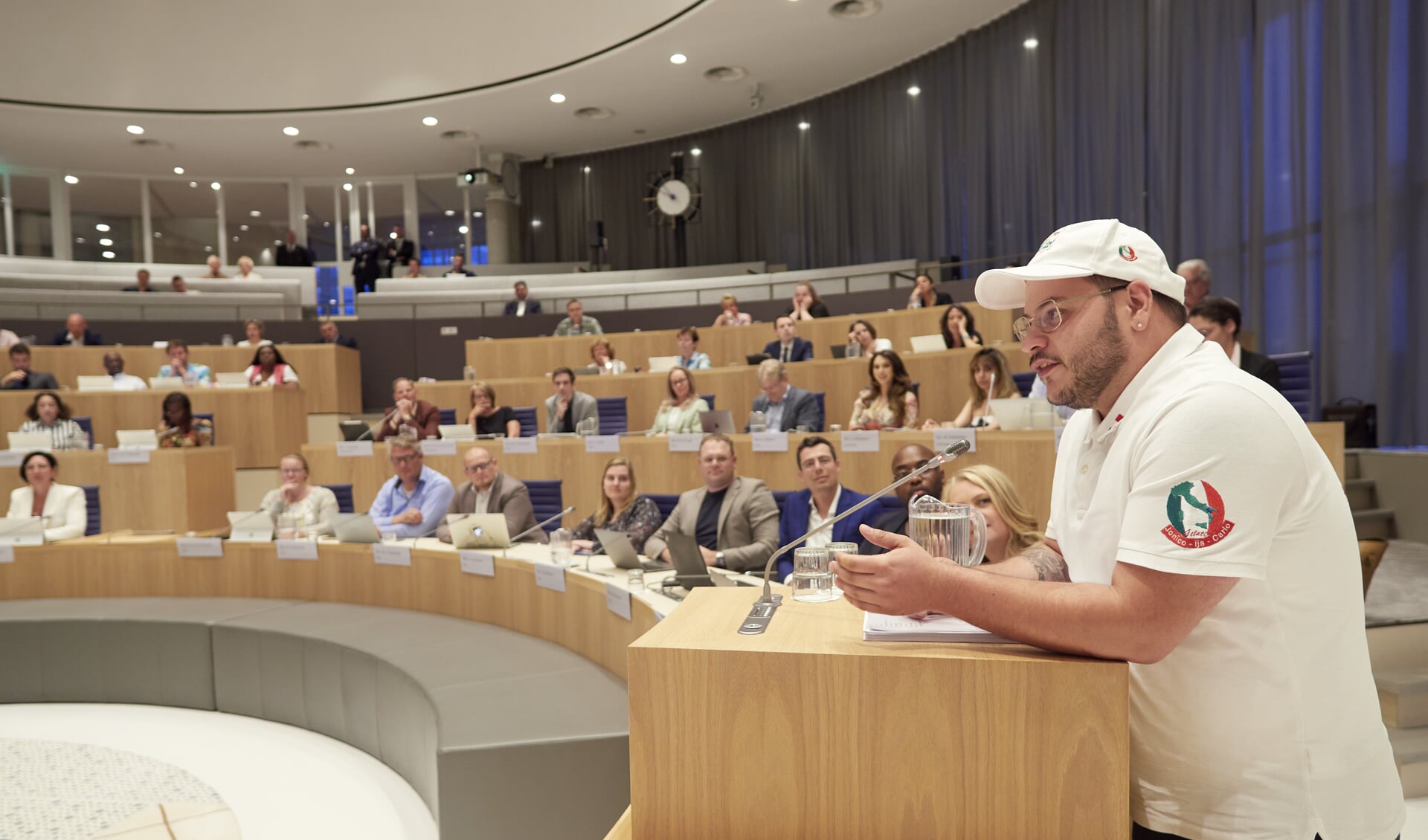 Martino Guida spreekt de raadsleden toe. (Foto: aangeleverd)