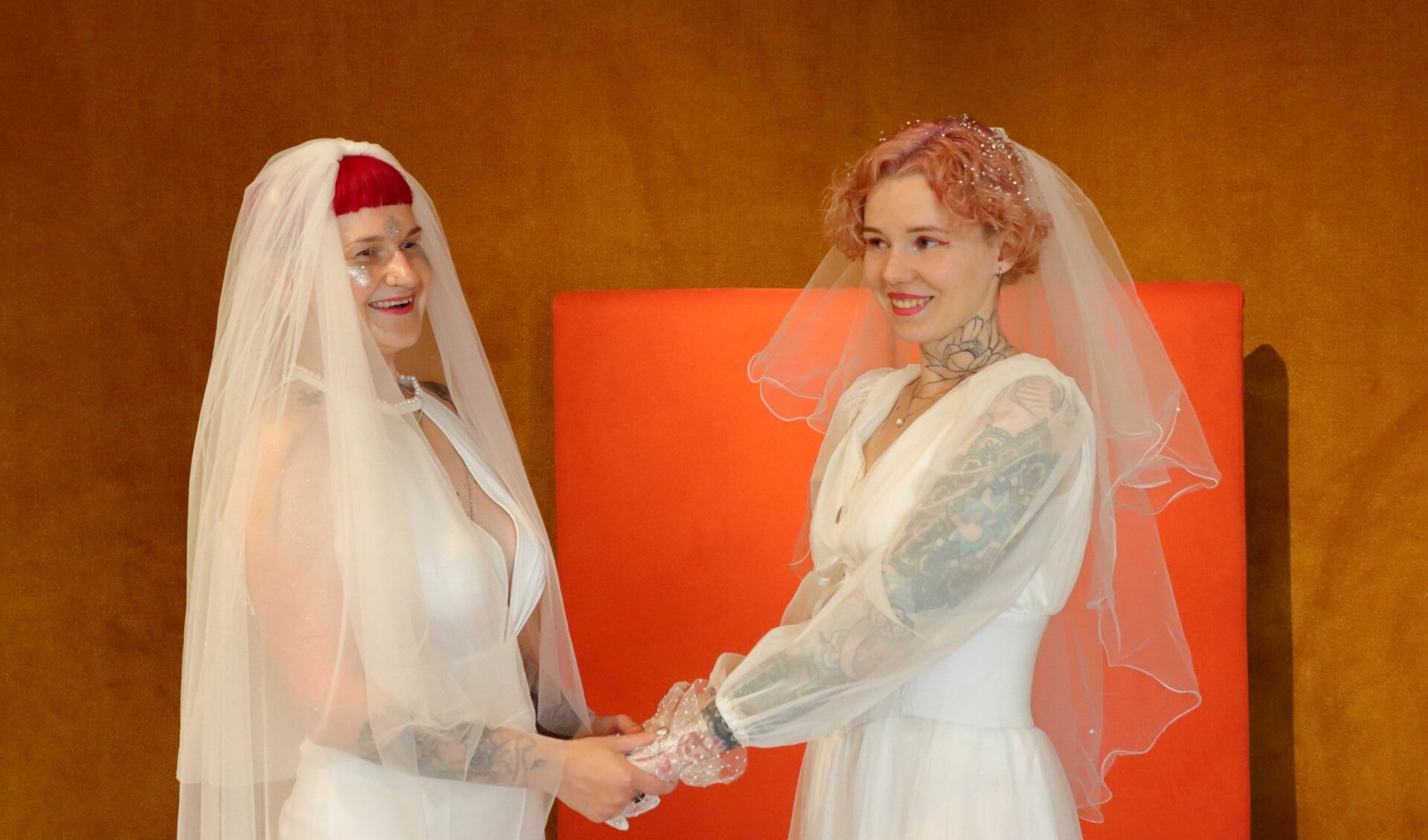 De Oekraïense Anna Bohdan en Iryna Dolhosheia hebben elkaar vrijdag het ja-woord gegeven op het stadhuis van Almere. (Foto: Rinus Lettinck/Studio Fred Rotgans)