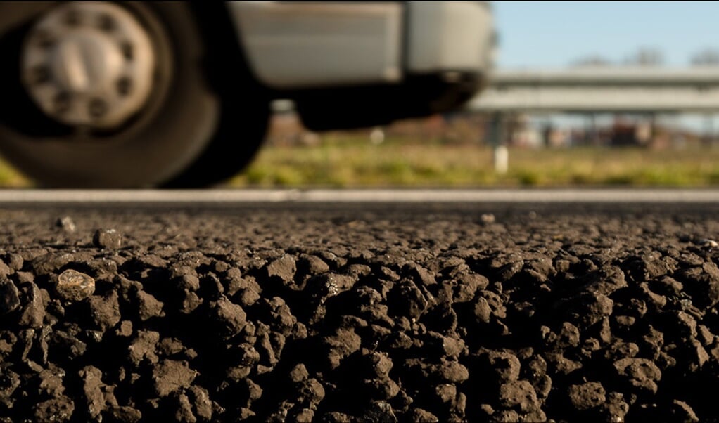 Het asfalt van de A6 bij Almere wordt behandeld met een verjongingsmiddel. (Foto: Rijkswaterstaat.nl)