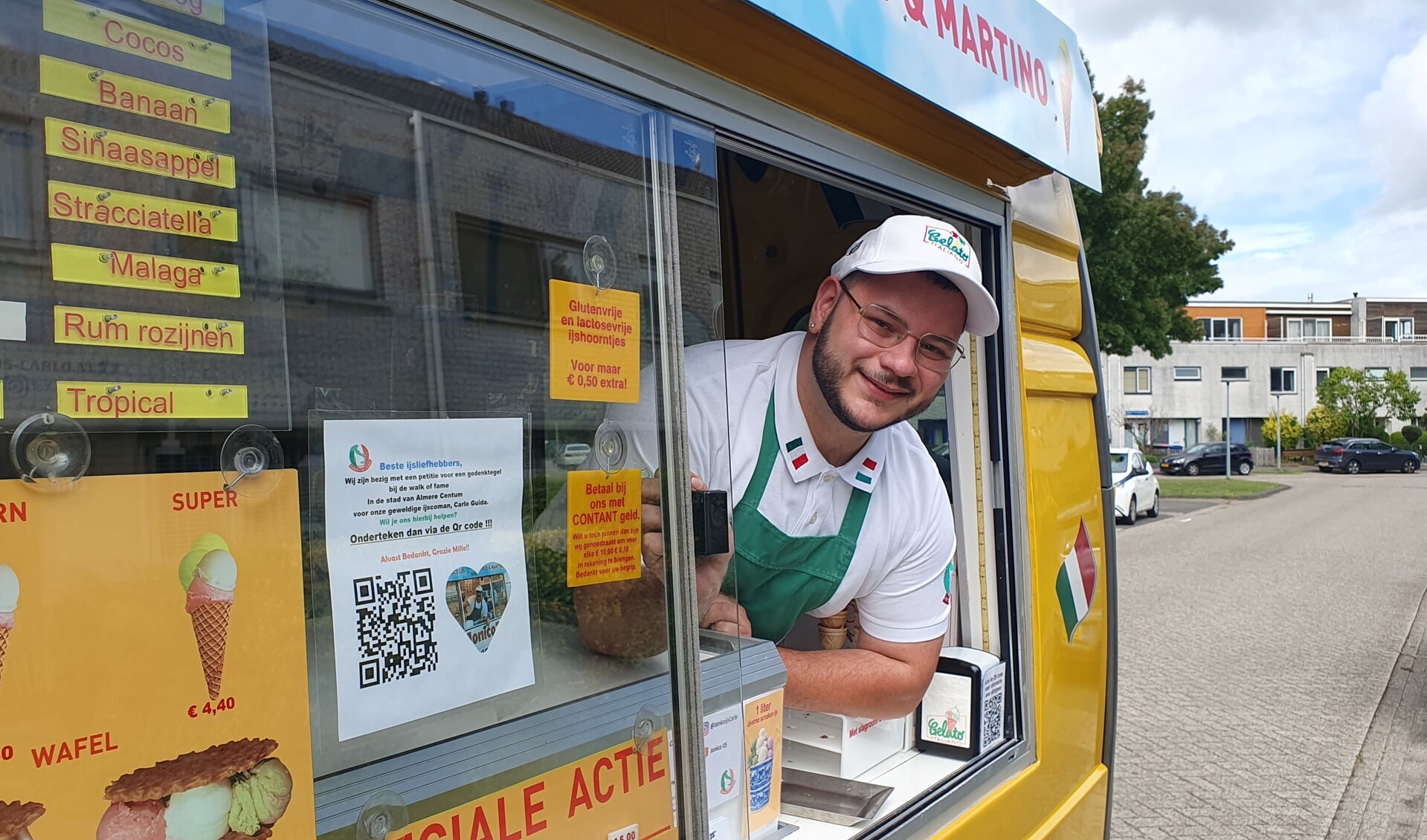 Martino Guida in zijn ijscowagen.