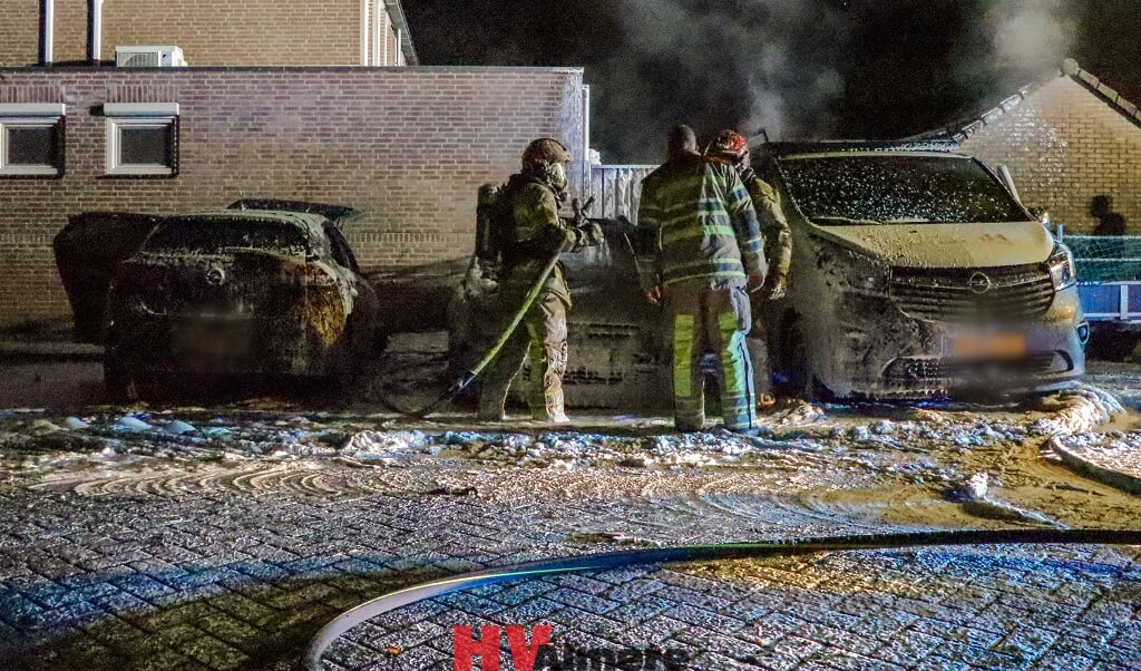 De drie uitgebrande auto's (Foto: HV Almere)
