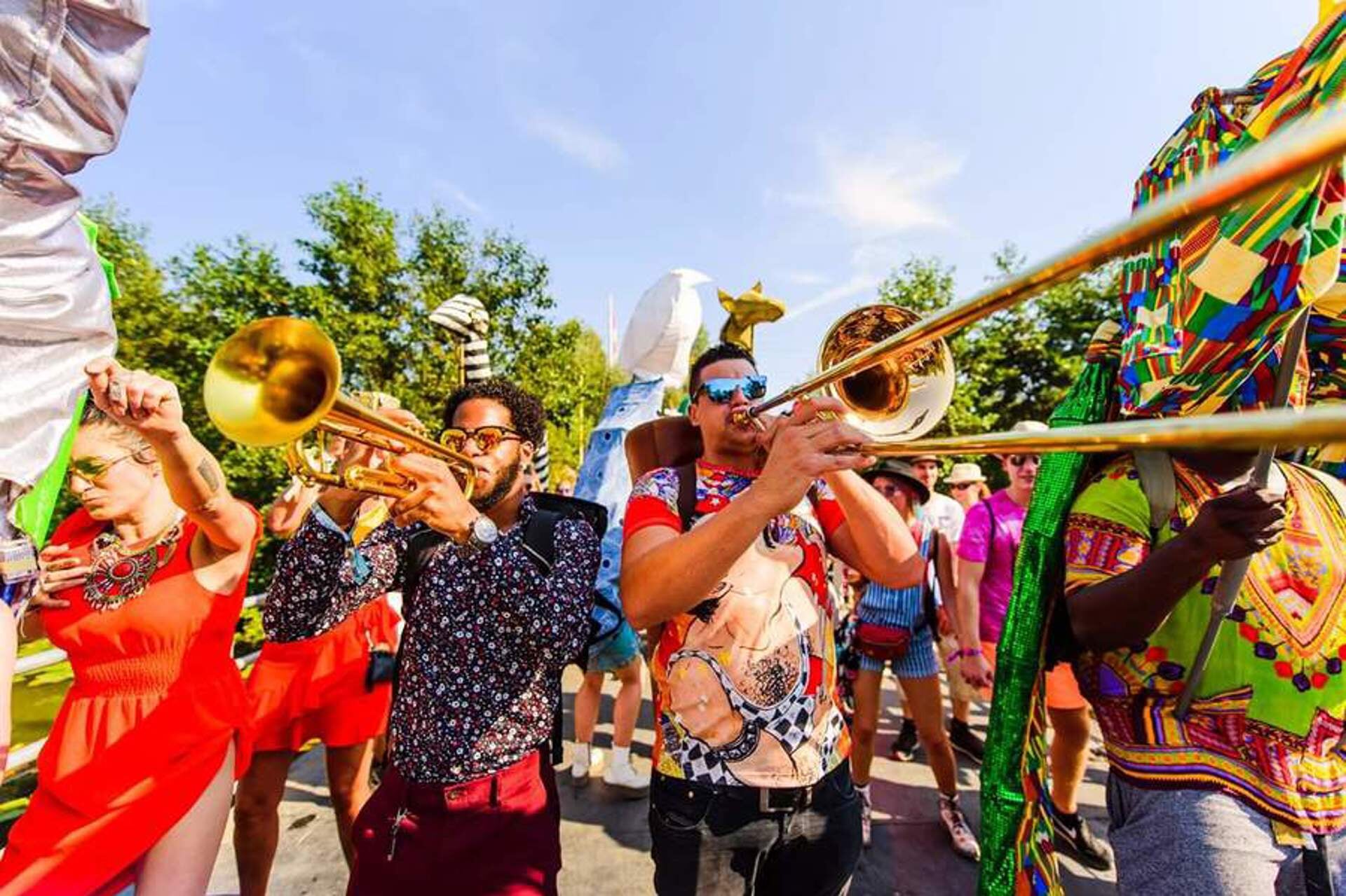 Ritmo Percussion Brassband treedt op in de Parade. (Foto: Niels de Vries)