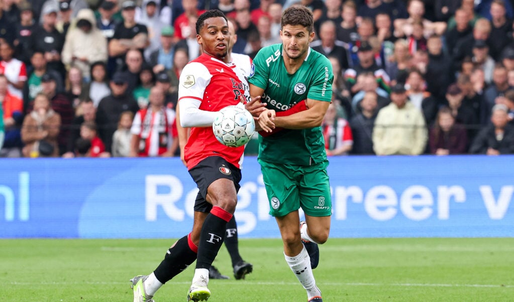 Feyenoorder Quinten Timber in duel met Alvaro Pena. (Foto: Orange Pictures)