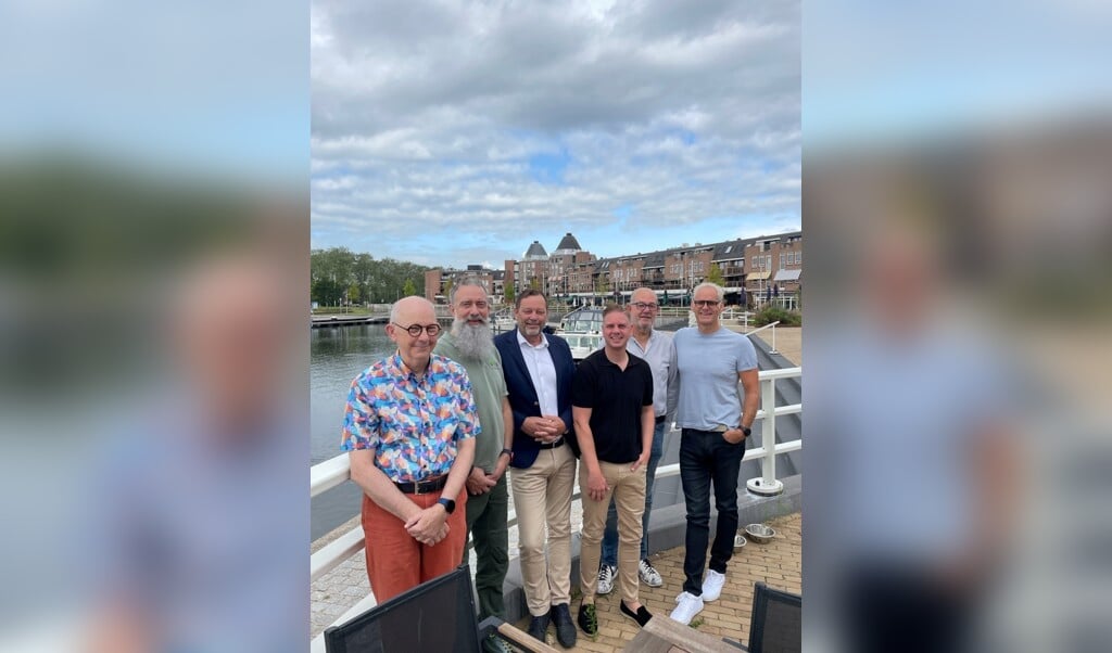 BIZ bestuur Almere Haven vlnr: Adri Bax, Steven van Wijk,  Rembrand Duindam, Ivar Dirkmaat, John Brons, René Verwillegen (Foto: aangeleverd)