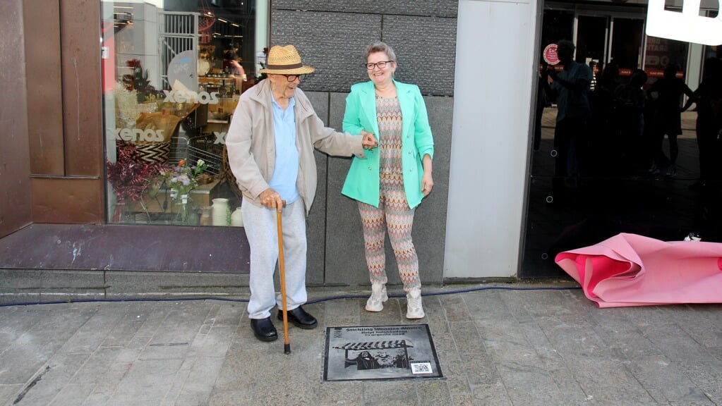 Els van Boxtel, oprichter  van stichting Wensjes, bij de net onthulde tegel. Samen met 'Opa Joop' die twee jaar geleden ook een tegel kreeg in de Walk of Fame Almere. (Foto: Studio Fred Rotgans)