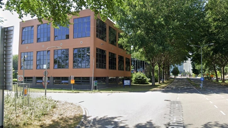 Het voormalige arbeidsbureau aan de Randstad is een van de plekken waar nu statushouders wonen (Foto: Google maps)