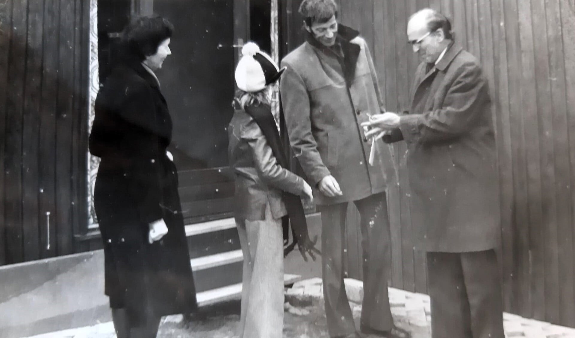 Landdrost Otto reikt op 1 december 1975 de sleutels uit aan de familie Van den Bos; Aukje mocht de deur van Bivak nr. 6 openen (VDBos familiearchief)