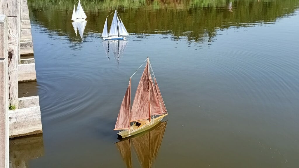 Ter afsluiting werd een bootjesrace gehouden in Overgooi. (Foto: aangeleverd)