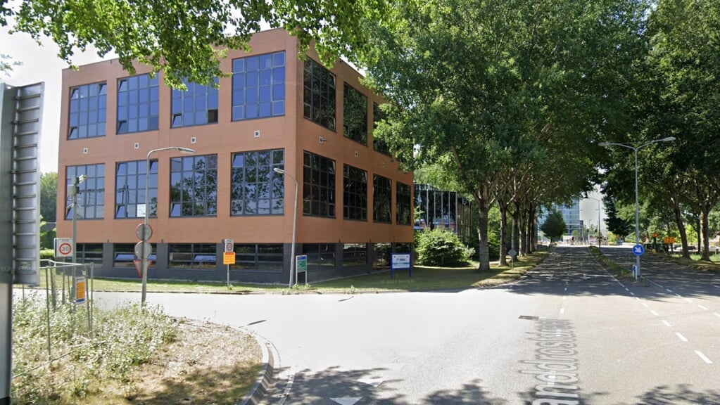 Onlangs kocht de gemeente het voormalige arbeidsbureau aan om statushouders te vestigen. (Foto: Google maps)