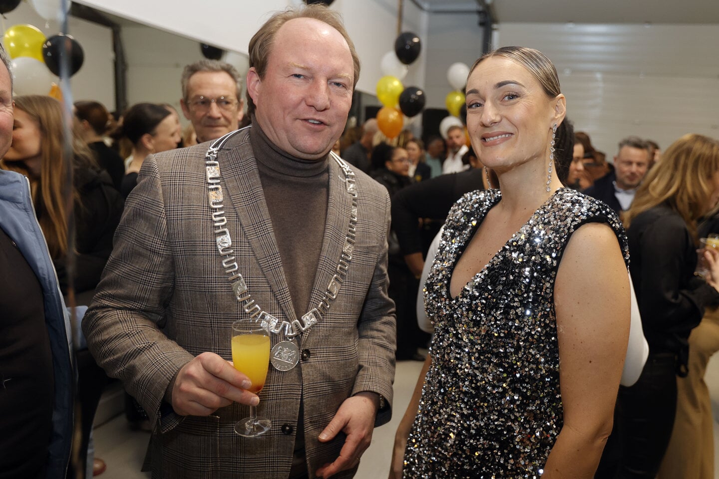 Burgemeester Hein van der Loo met mede-eigenaar Suzanne Bel van Static Entertainment. (Foto: Fred Rotgans)