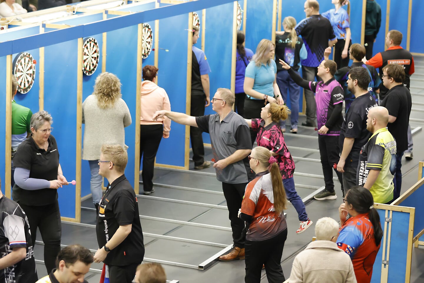 Drukte tijdens het dartstoernooi in sporthal Waterwijk. (Foto: Fred Rotgans)