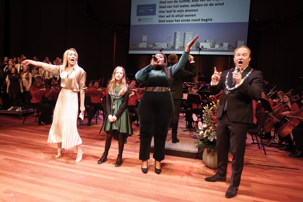 De nieuwjaarsbijeenkomst werd traditioneel afgesloten met het gezamenlijk zingen van het Almere Lied. (Foto: Fred Rotgans)
