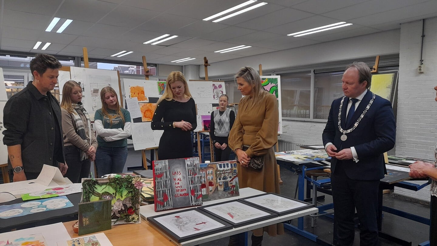 Koning Máxima bewonderde werk van de Kunstklas-leeringen op De Meergronden. (Foto: Almere DEZE WEEK)