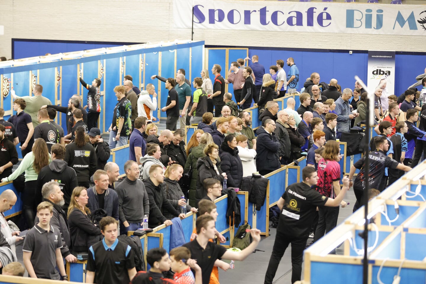 Drukte tijdens het dartstoernooi in sporthal Waterwijk. (Foto: Fred Rotgans)