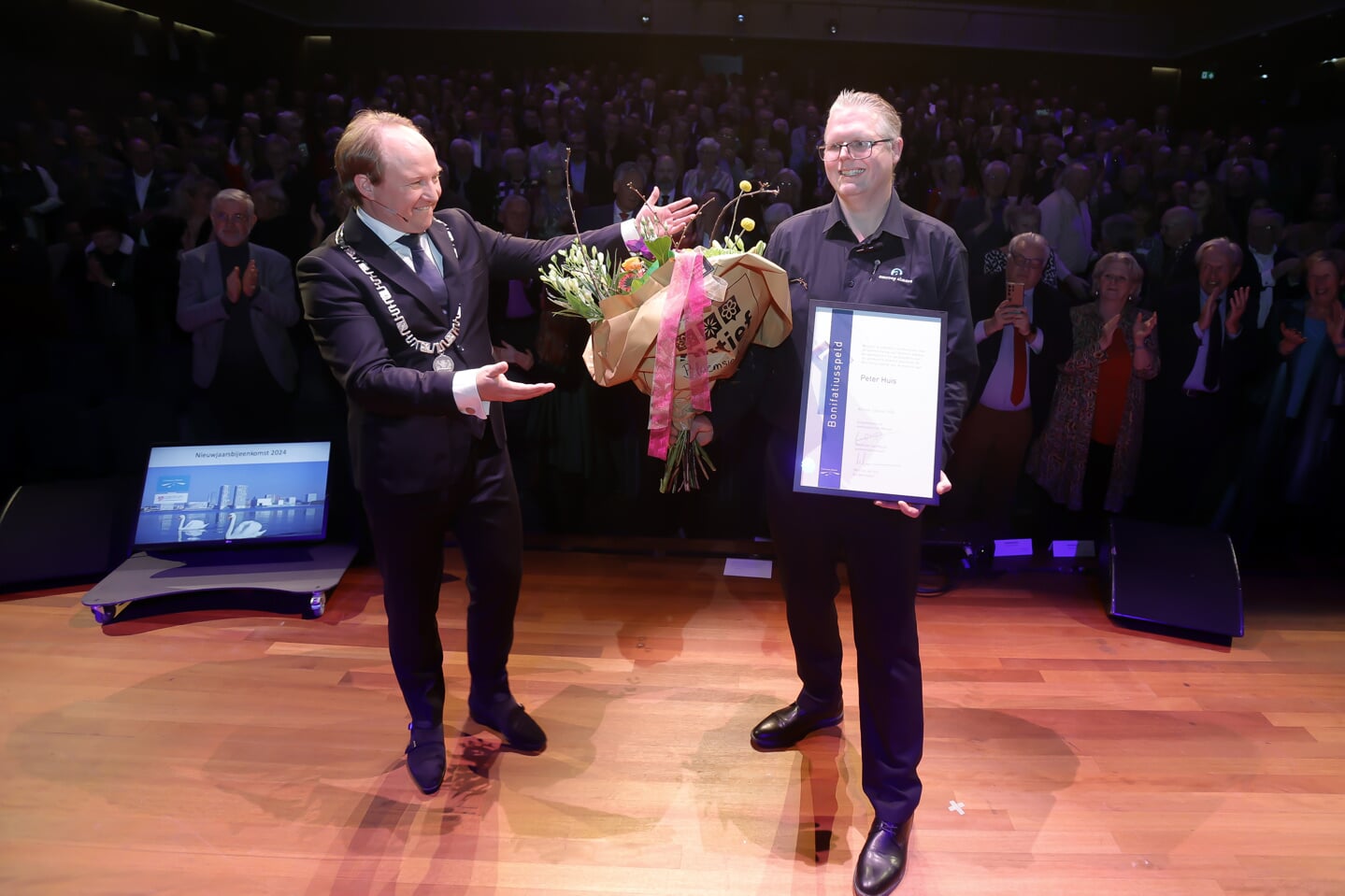 Burgemeester Hein van der Loo reikte de Bonifatiusspeld uit aan Peter Huis. (Foto: Fred Rotgans)