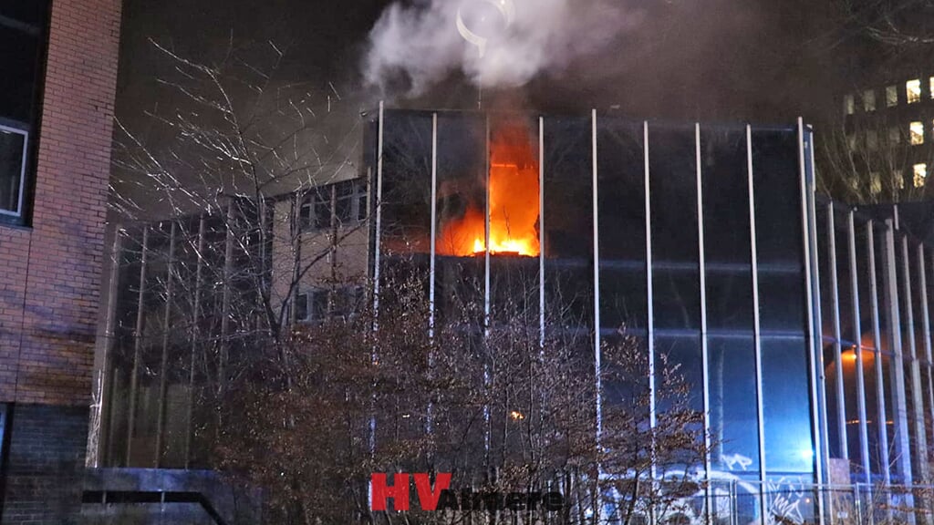 De vlammen sloegen uit het pand (Foto: HV Almere)