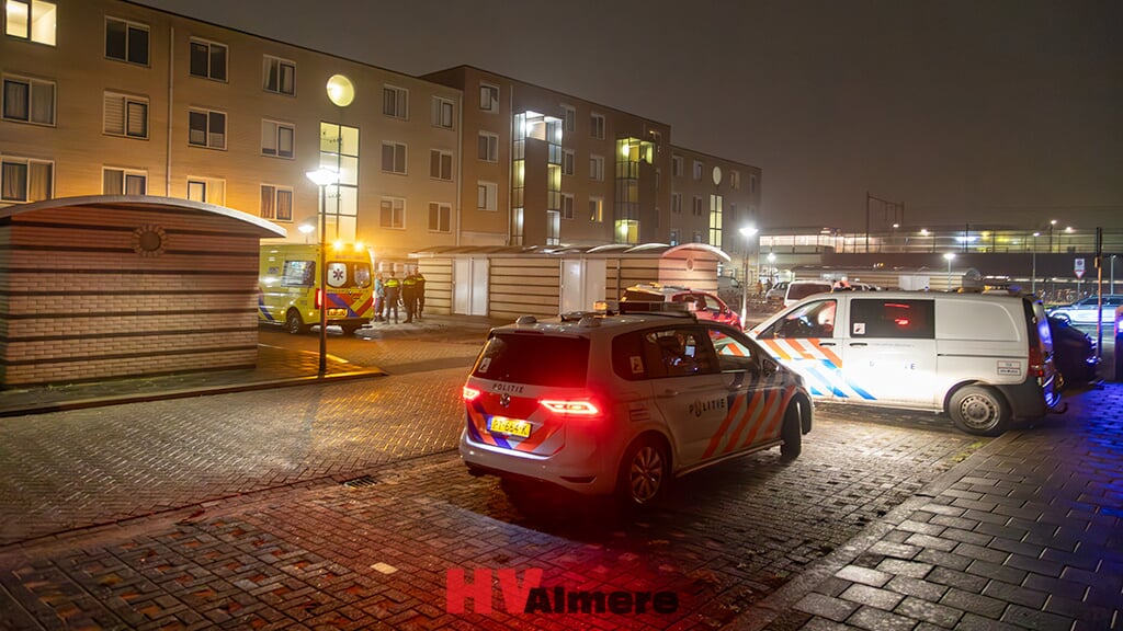 De politie hield een persoon aan (Foto: HV Almere)