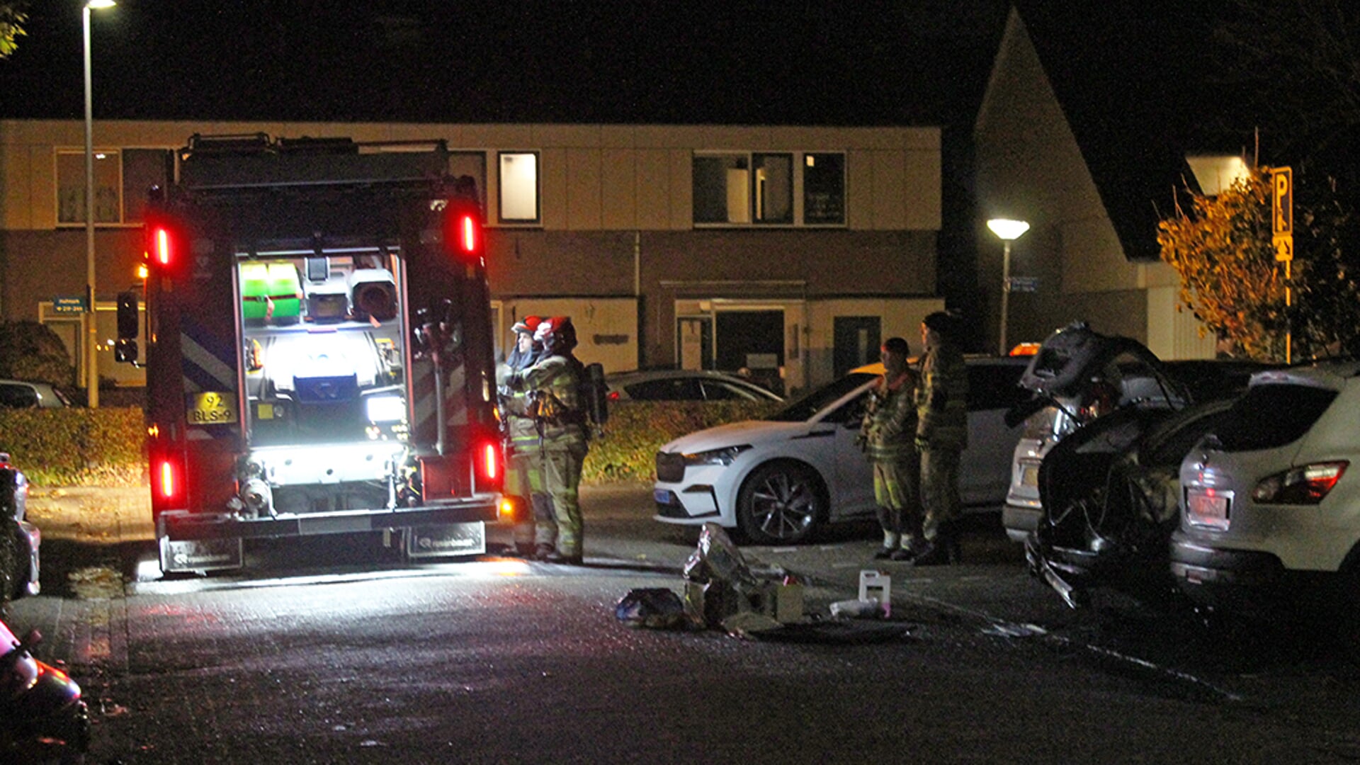Een woning en voertuig raakten beschadigd bij meerdere explosies in Haven. (Foto: HV Almere)