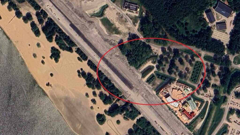 De geplande bouwlocatie. Rechtsonder het terrein van Vis á Vis (Foto: Google)