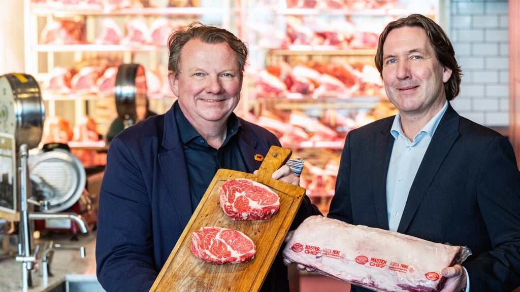 Mikel (links) en Patrick Pouw zijn er trots op, dat hun product als meest malse en smaakvolle rib-eye is bekroond tot de beste ter wereld.