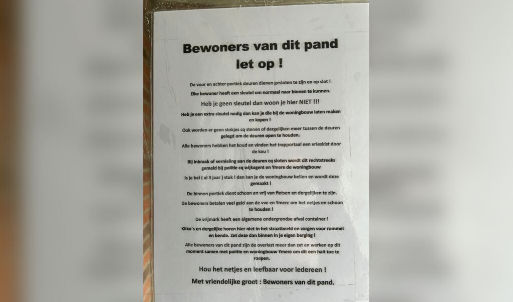 De brief die op de voordeur van het pand aan de Vrijmark hangt (Foto: Almere DEZE WEEK)
