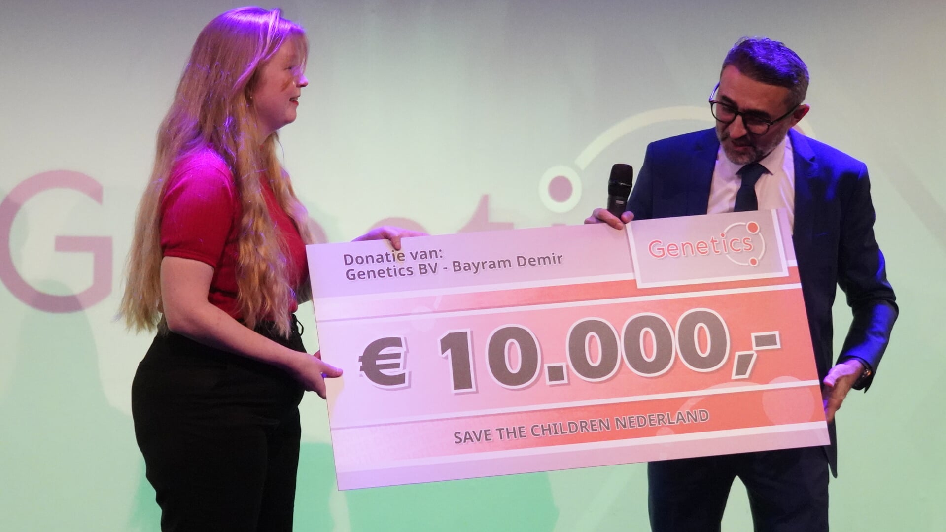 Bayram Demir overhandigde vrijdag een cheque van 10.000 euro aan Save the Children. (Foto: aangeleverd)