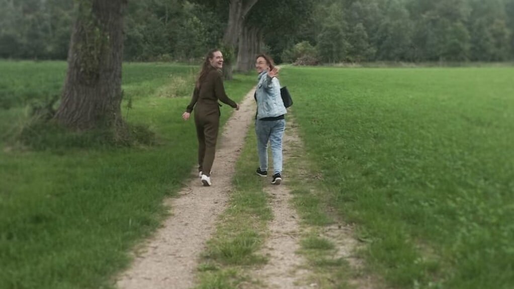 Moeder (rechts) en dochter (Foto: Almere DEZE WEEK)