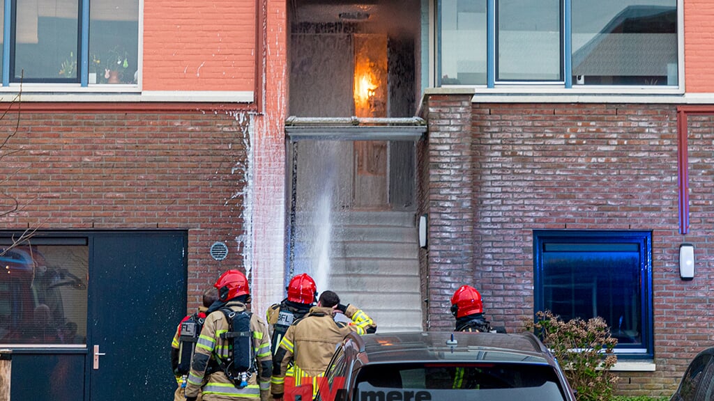 De meterkast stond in brand. (Foto: HV Almere)