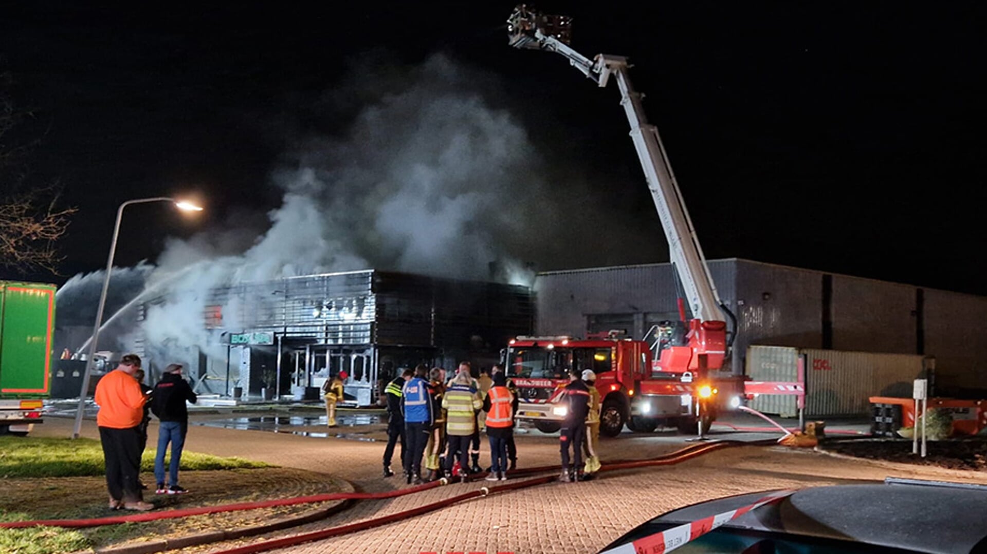 Een bedrijfsverzamelpand op de Steiger is verwoest door een grote brand. (Foto: HV Almere)