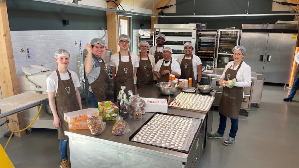 De bakkers van de Zorgbakkerij maken onder andere lekkere paasbroden. (Foto: Almere DEZE WEEK)