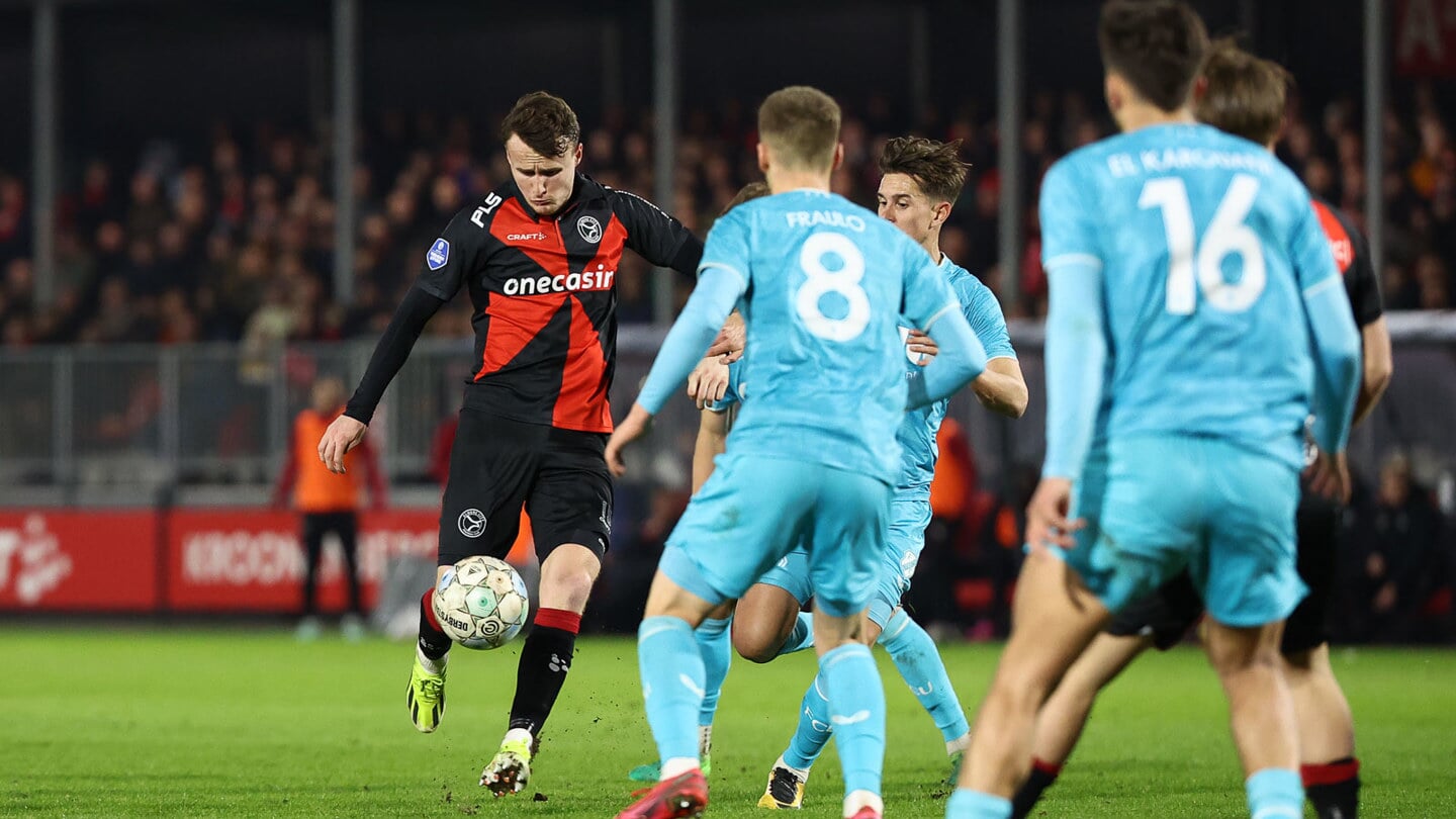 Peer Koopmeiners schiet op het doel van FC Utrecht. (Foto: Ron Baltus)
