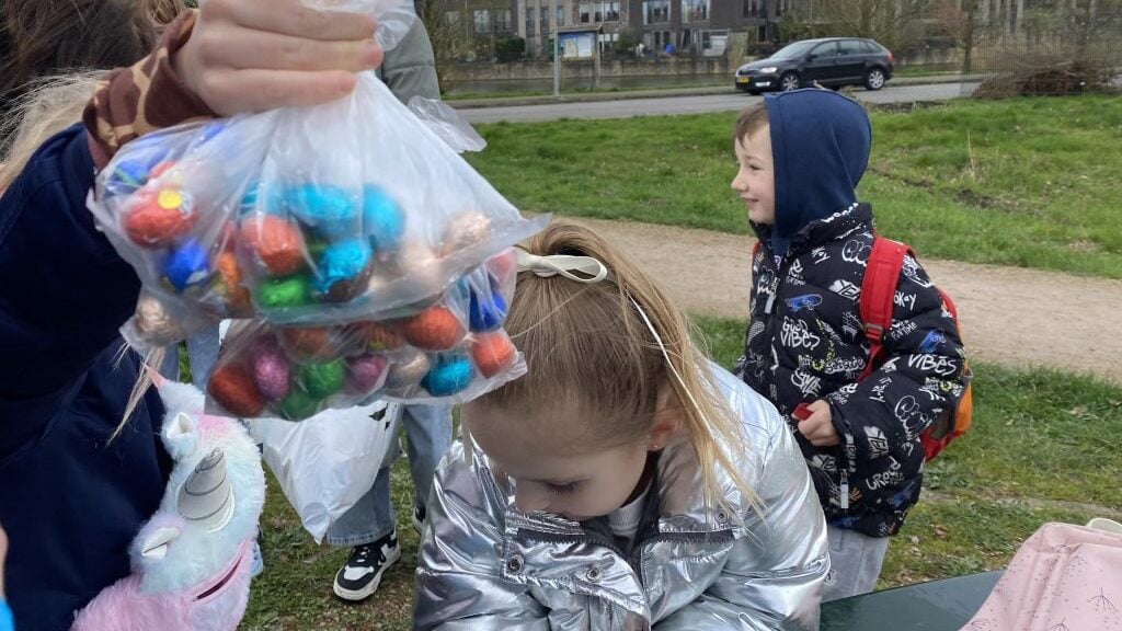 Voor elk gevonden paasei kregen de kinderen een zakje chocolade-eitjes.. (Foto: sieradenbuurt.nl)