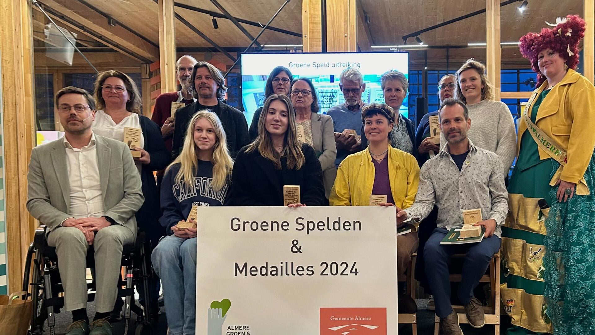 De nieuwe spelddragers tussen wethouder Luijendijk (links) en de mascotte van Groen en Gezond Almere (Foto: Almere DEZE WEEK)