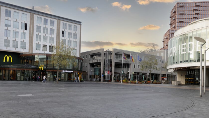 'De vechtpartijen op het Stadhuisplein staan los van elkaar' (Foto: Fred Rotgans)