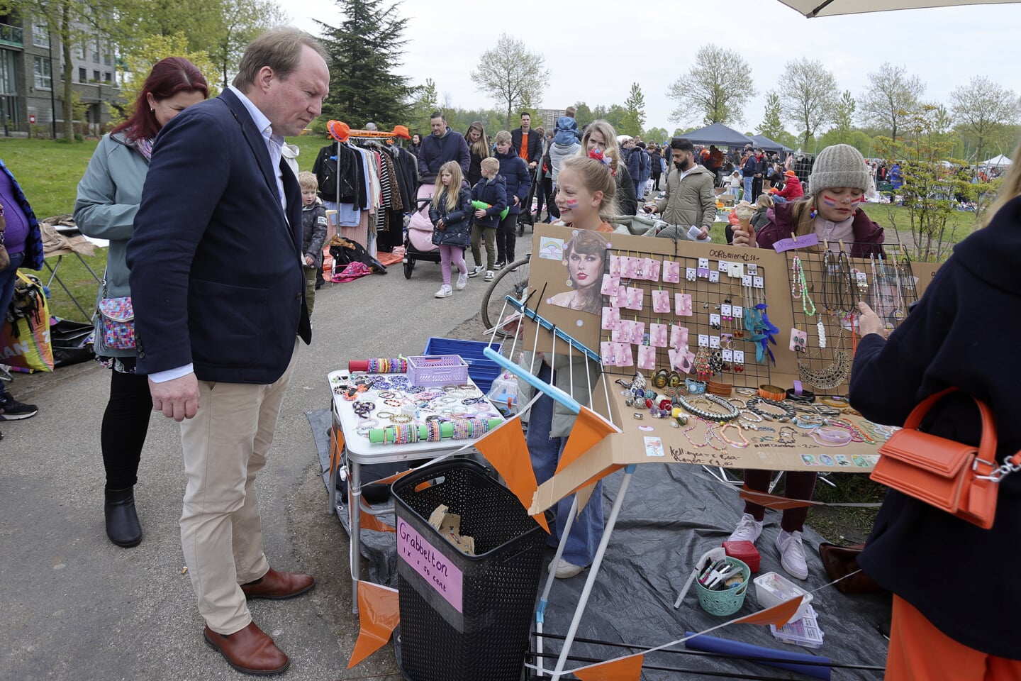 Burgemeester Hein van der Loo bezocht de vrijmarkt in Almere Buiten. (Foto: Fred Rotgans)